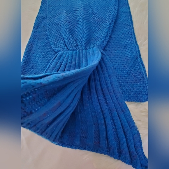Cozy Knit Mermaid Tail  Blanket For Adult Or Kid In Blue And Purple OS New - Picture 5 of 6